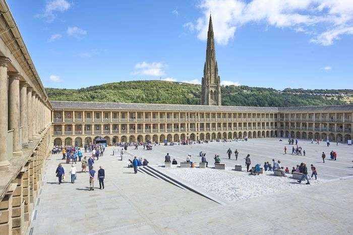 createstreets's tweet photo. Excellent to see @guardian feting the marvellous & magical @ThePieceHall & the work of Nicky Chance Thompson and @Calderdale - one of the very best acts of bold local government of the last generation. A structure whose beauty & context genuinely survives comparison with St Mark's Square in Venice. If... 
https://t.co/TcZTJK5vTn