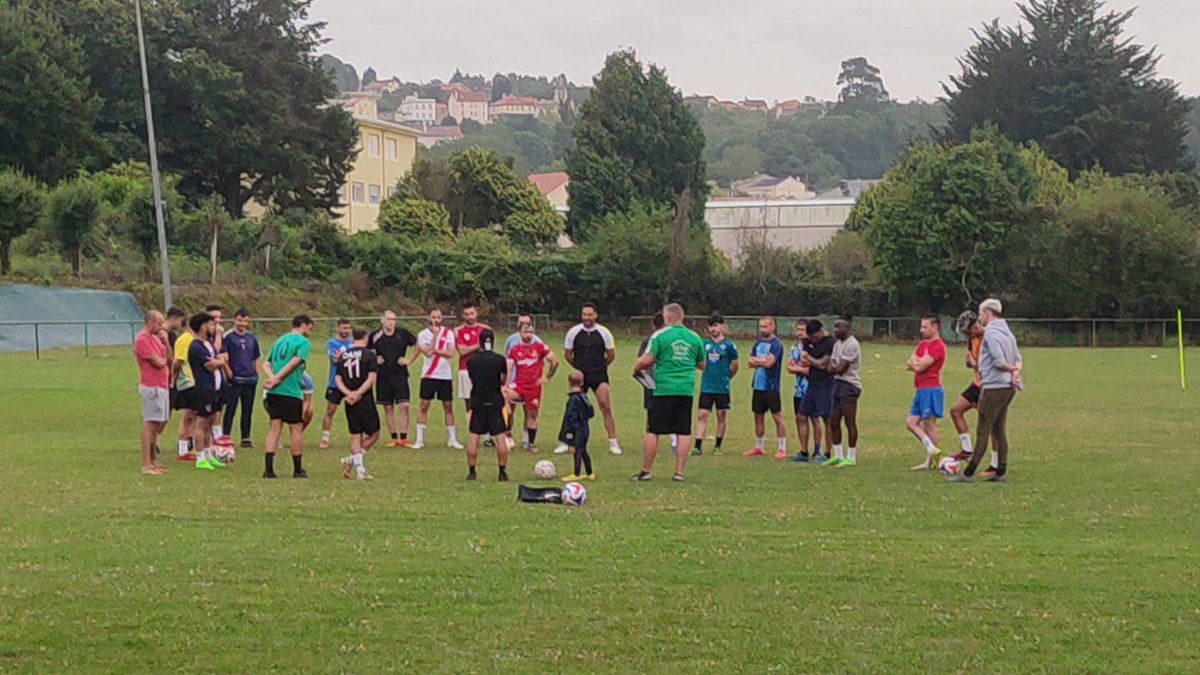 sdbarallobre's tweet image. Os nosos modestos xa están en acción 💚⚽🖤