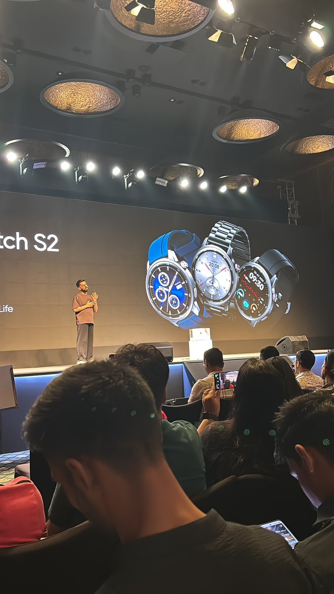 #Realme introduces the Watch S2 with AI features - GPT 3.5 Assistant, up to 38-day battery life.