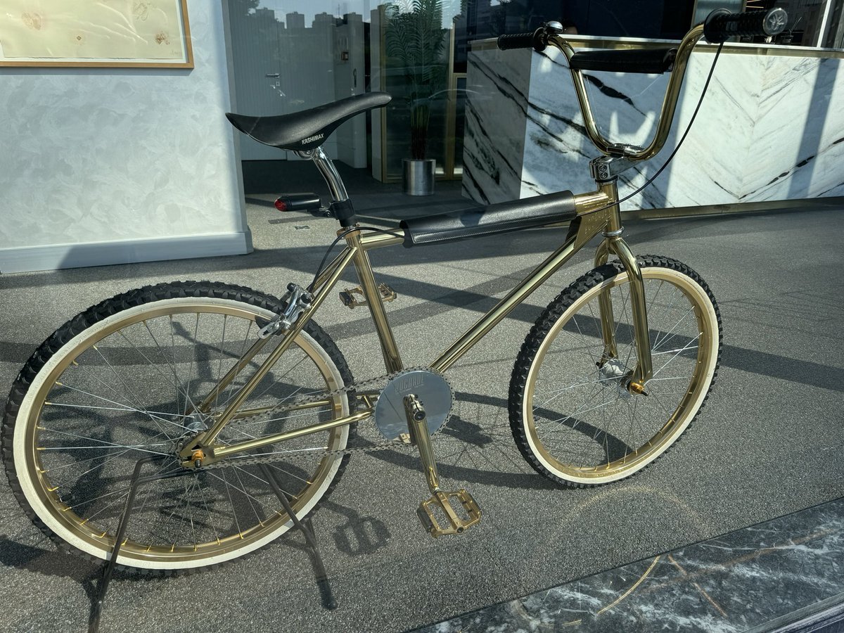 Spotted in a luxury car dealership.

Bogarde Dior 24” Gold BMX - $25,000 new.

(Didn’t have the heart to nip in and tell the forks are on the wrong way).