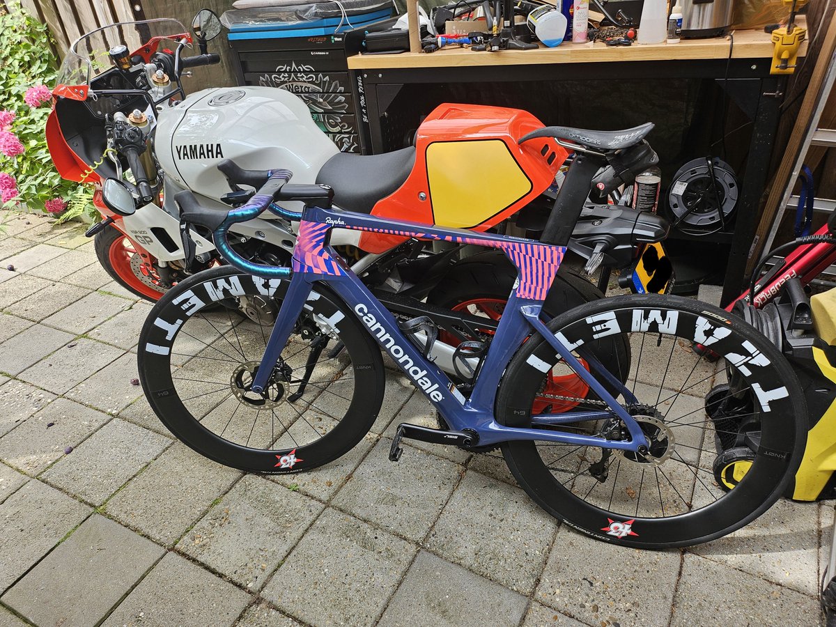 cyclinggeorgian's tweet image. I'm in heaven! My two dream machines: @YMUKofficial #xsr900gp and @RideCannondale #systemsix
plz disregard messy workbench... i know, it needs some cleaning.