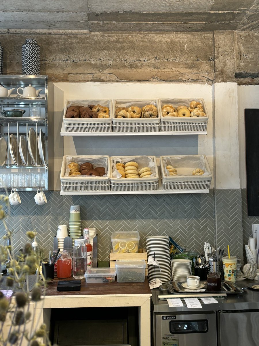 peach 🥨 (@peeachx) on Twitter photo คาเฟ่เปิดใหม่ใกล้ bts ทองหล่อ / เอกมัย
การตกแต่งร้านสไตล์ยุโรป แสงสวย 📸
ตัวเบเกิลดอกไม้เนื้อนุ่มมๆ ไม่ค่อยหนึบบ
กินกะครีมชีสเลม่อนแล้วเข้ากันสุด ไม่เลี่ยน 🍋
พิกัด PAR RIS Cafe - ซอยเอกมัย 21
<a href="/aroii/">@aroii บอกต่อ</a> <a href="/Kin24hrs/">กิน24ชั่วโมง</a> <a href="/CAFETELLER/">cafeteller • คาเฟ่ดีเราบอกต่อ</a> #รีวิวคาเฟ่ คาเฟ่เปิดใหม่ใกล้ bts ทองหล่อ / เอกมัย
การตกแต่งร้านสไตล์ยุโรป แสงสวย 📸
ตัวเบเกิลดอกไม้เนื้อนุ่มมๆ ไม่ค่อยหนึบบ
กินกะครีมชีสเลม่อนแล้วเข้ากันสุด ไม่เลี่ยน 🍋
พิกัด PAR RIS Cafe - ซอยเอกมัย 21
<a href="/aroii/">@aroii บอกต่อ</a> <a href="/Kin24hrs/">กิน24ชั่วโมง</a> <a href="/CAFETELLER/">cafeteller • คาเฟ่ดีเราบอกต่อ</a> #รีวิวคาเฟ่