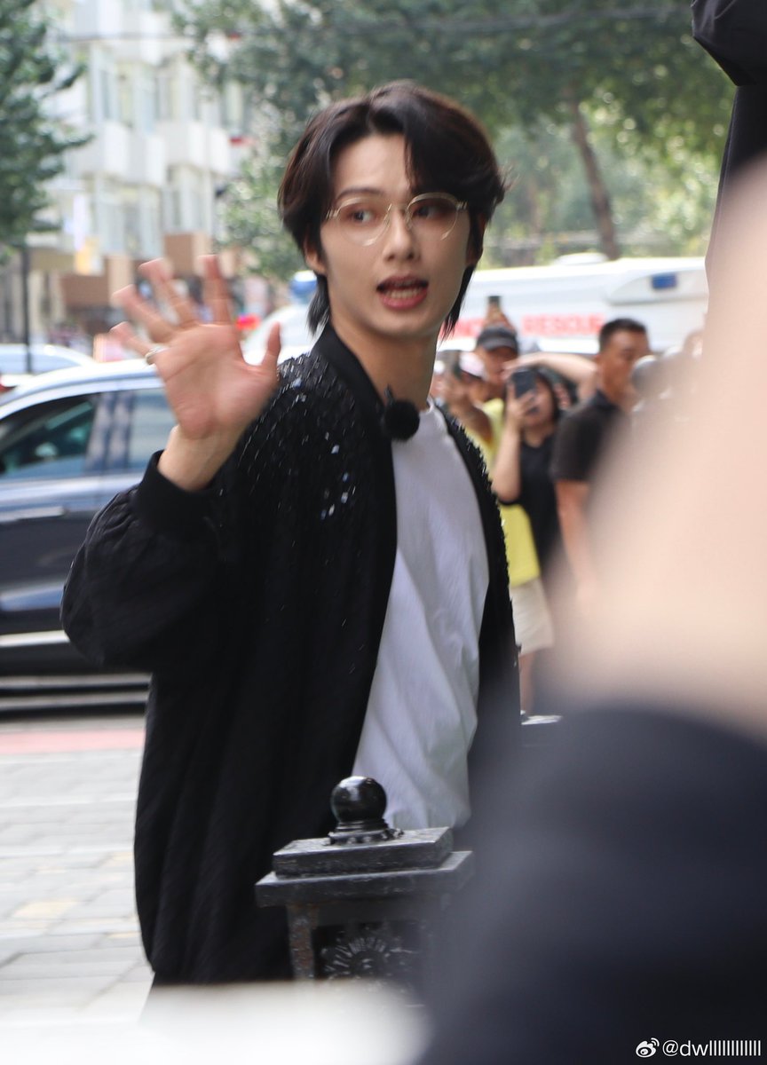 xueishaoo's tweet photo. MORE UNWHITEWASHED JUNHUI PHOTOS OMG HE’S SO HANDSOME 😭🤍 https://t.co/iEUI34aIAW