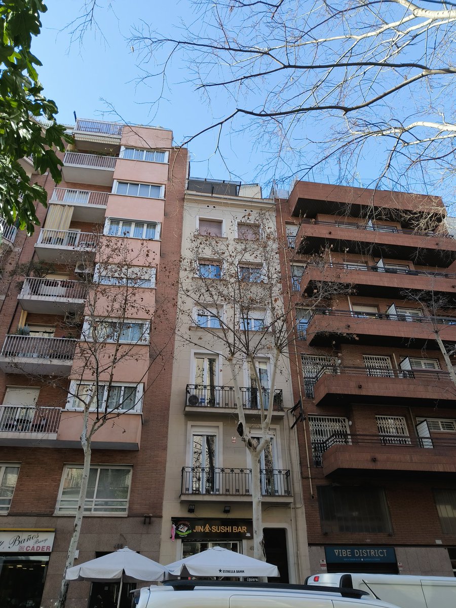 RemuntesBCN's tweet photo. Remunta a la vista! Més grossa que l'edifici on seu.
Fart ja de veure les finestres quadrades de mitjans de segle sobre edificis de fa 100 anys. 

📍 Rosselló, 411
Any edifici: 1926

#RemuntesBCN
#Eixample https://t.co/Imlv88yrDB