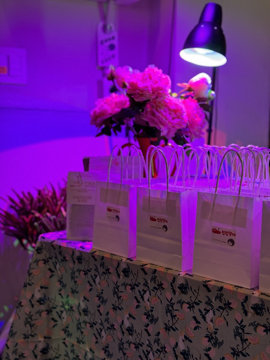 5. 유저님들이 먹으면서 먹는 얘기하는 기쁨을 누리는 모습을 보니 나도 끼고 싶더라. 
6. 어제의 분위기와 포스터 너무 좋아
7. 부산 영도 <커피미미>의 커피백도 나눴어
8. 운영진과 유저간의 끈끈한 케미 오굿.