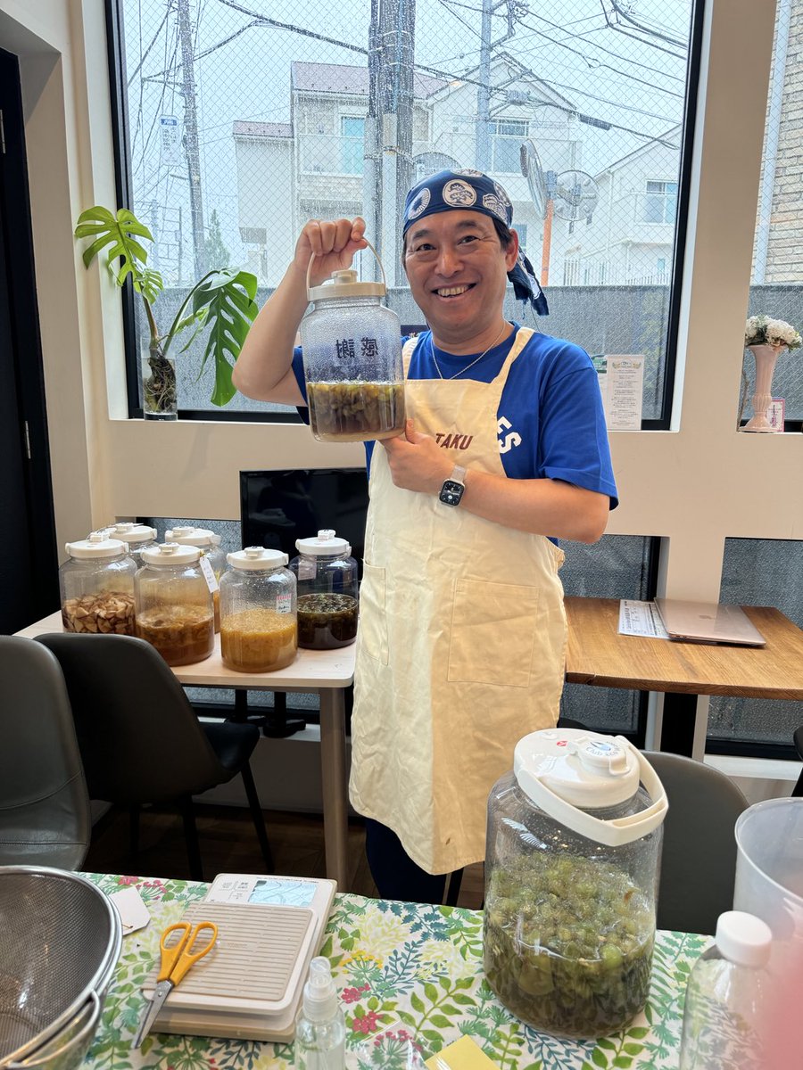 yoshimura_taku's tweet photo. 完成しました。砂糖を分解するまで3ヶ月かかるので毎日30回かくはんします。
酵素の力で腸活👍
果実は調味料として再活用します✨
料理は全てそうです。自家製マヨネーズが最高でした😆 https://t.co/7HLstu0NRr