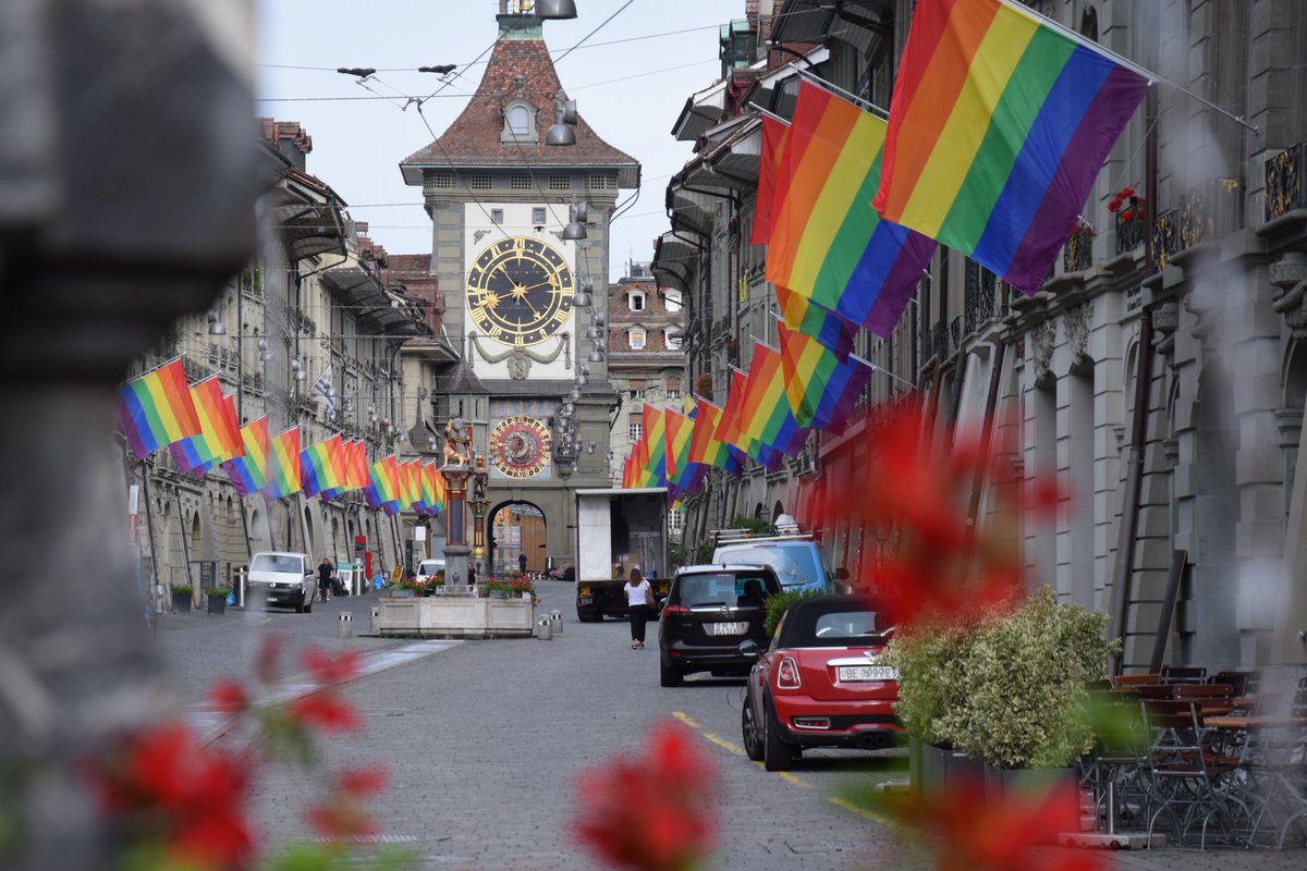 Am Samstag, 3. August findet in der Berner Altstadt und auf dem Bundesplatz die #BernPride 2024 statt. Wie im letzten Jahr wird für den Umzug ein Teil der Stadt regenbogenbunt beflaggt. Pride-Fahnen werden die Kramgasse, die Rathausgasse und den Baldachin am Bahnhofplatz