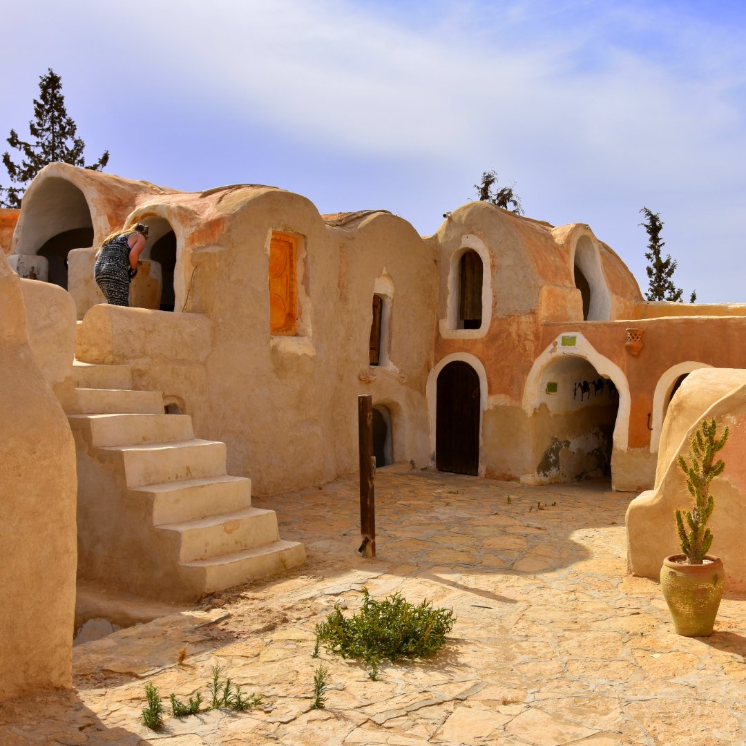 ¿Sabías que #Matmata, en #Túnez, es un lugar de película? Este pueblo es conocido por haber sido una de las locaciones de la saga de Star Wars. ¡Una visita a Matmata es como un viaje a una galaxia muy, muy lejana!
dynamic-tours.com