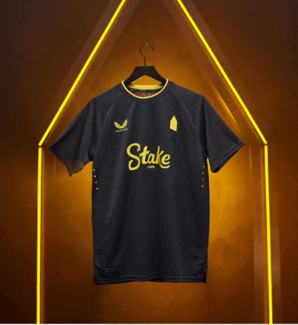 EvertonAllSorts's tweet photo. Thanks to @CastoreEngland we’ve got our hands on the new @Everton away kit. We will be picking a winner this Saturday and alls you have to do is follow us @EvertonAllSorts and @CastoreEngland tag a friend and retweet this to be in with a chance. #everton #EFC #PremierLeague https://t.co/AkJeMEefMs