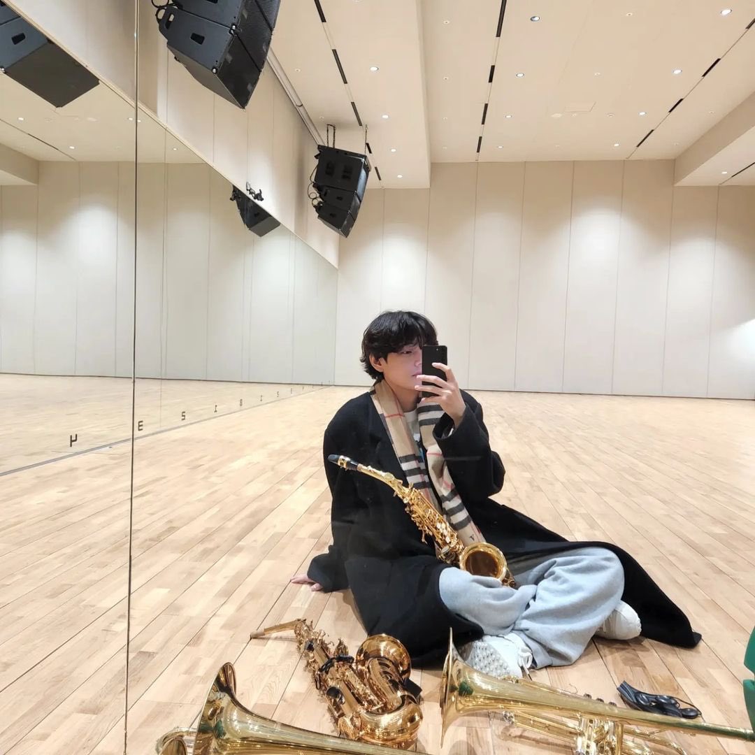 bts_thvv's tweet photo. 잘 지내? https://t.co/c8rgTDLiYm