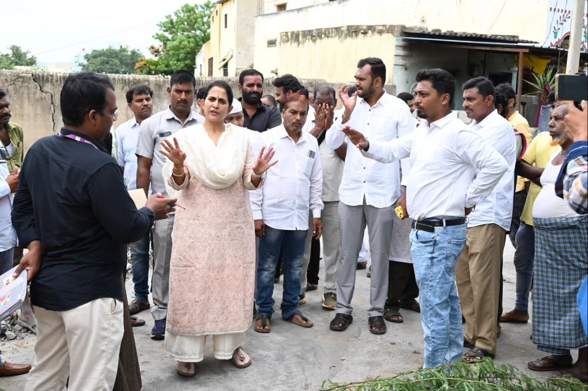 R_Madhavi_Reddy's tweet image. కడప నగరంలోని నకాష్,తిలక్ నగర్లలో వాటర్,డ్రైనేజ్ మరియు రోడ్ల  సమస్యల గురించి సంబంధిత అధికారులతో కలిసి వెళ్లి పరిశీలించి,వాటికి సంబంధించి తక్షణమే చర్యలు తీసుకోవాల్సిందిగా సంబంధిత అధికారులకు ఆదేశాలు జారీ చేయడం జరిగింది.
#sanitation #cleankadapa #kadapadevelopment #kadapamlamadhavi…