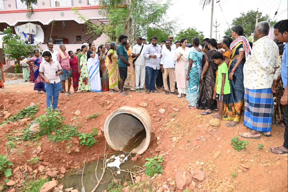 R_Madhavi_Reddy's tweet image. కడప నగరంలోని నకాష్,తిలక్ నగర్లలో వాటర్,డ్రైనేజ్ మరియు రోడ్ల  సమస్యల గురించి సంబంధిత అధికారులతో కలిసి వెళ్లి పరిశీలించి,వాటికి సంబంధించి తక్షణమే చర్యలు తీసుకోవాల్సిందిగా సంబంధిత అధికారులకు ఆదేశాలు జారీ చేయడం జరిగింది.
#sanitation #cleankadapa #kadapadevelopment #kadapamlamadhavi…