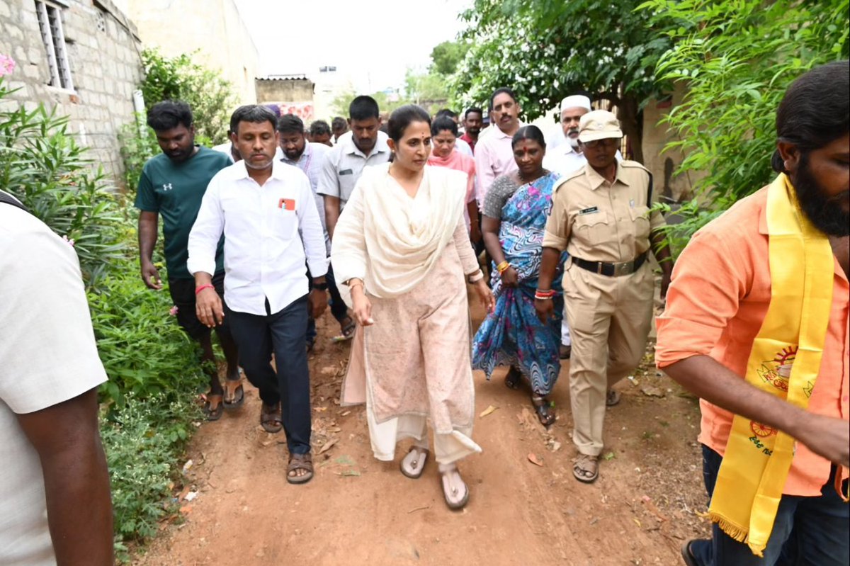 R_Madhavi_Reddy's tweet image. కడప నగరంలోని నకాష్,తిలక్ నగర్లలో వాటర్,డ్రైనేజ్ మరియు రోడ్ల  సమస్యల గురించి సంబంధిత అధికారులతో కలిసి వెళ్లి పరిశీలించి,వాటికి సంబంధించి తక్షణమే చర్యలు తీసుకోవాల్సిందిగా సంబంధిత అధికారులకు ఆదేశాలు జారీ చేయడం జరిగింది.
#sanitation #cleankadapa #kadapadevelopment #kadapamlamadhavi…