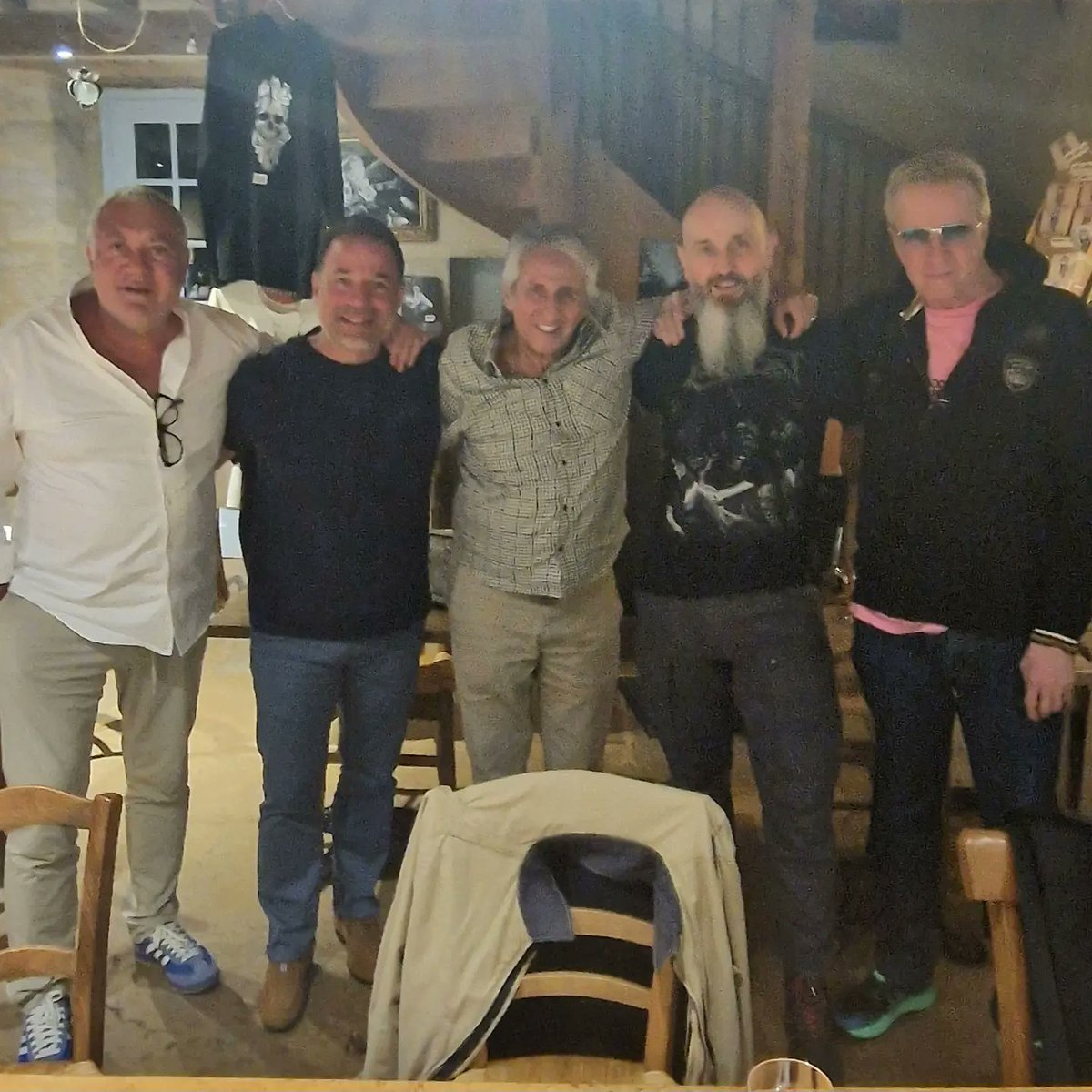 Il y a des moments comme ceux là... suspendus, hors du temps... une bande de copains, une bonne table, du bon vin... et surtout la joie de vivre. Les rencontres sont les plus belles étapes d'une vie ! <a href="/richardanconin1/">richard anconina</a>
#christophelambert
#michelhalimi <a href="/FredMenager1/">FredericMenager</a> 
#lavie #friend