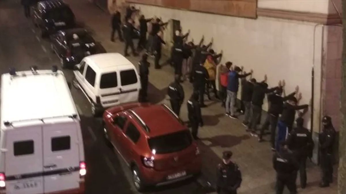 ymouled's tweet photo. El abuso policial racista es intrínseco a un sistema racial. Las imágenes de abajo no son puntuales, no son casos aislados, son consecuencia de un racismo de Estado. Aquí tenemos otra imagen de redadas racistas, en este caso San Francisco (Bilbao), destinadas a cazar moros. https://t.co/G7ovcm0Dv2
