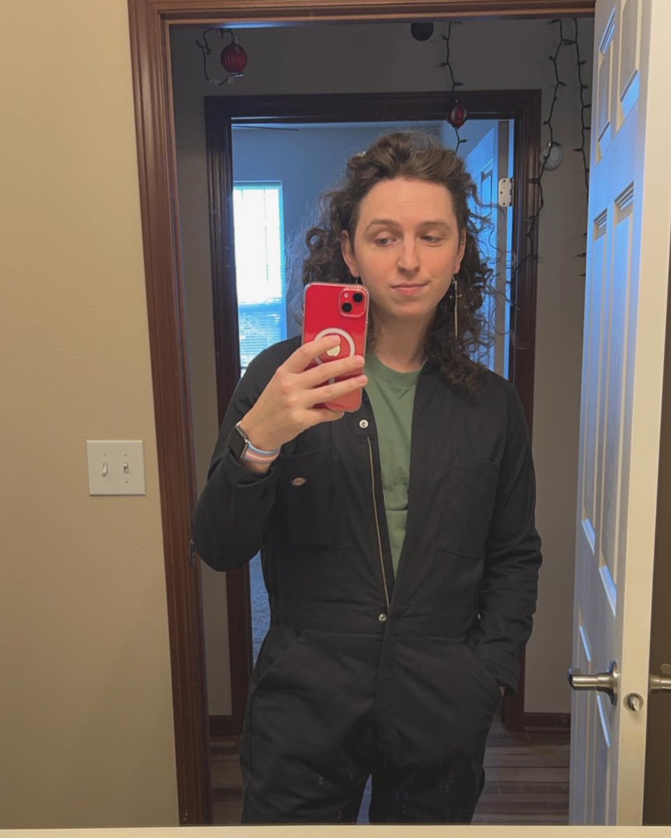 AnAverageGuy4's tweet photo. local trans lesbian forgets how to function if she isn’t perceived https://t.co/1kQOmk8imu