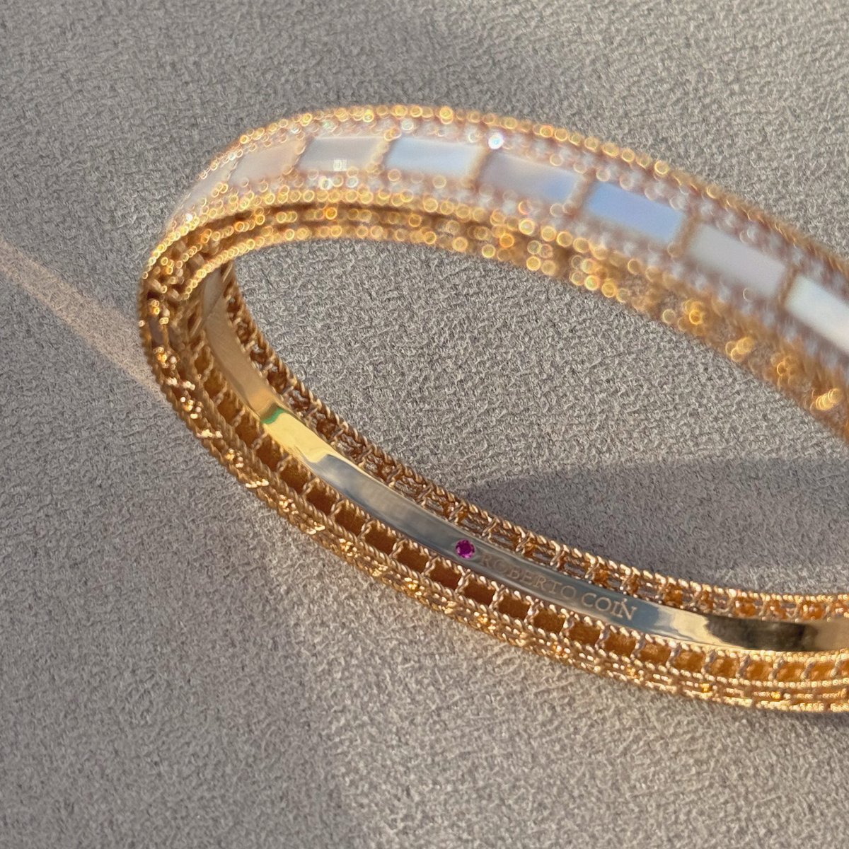 7月の誕生石であるルビー。 ロベルトコインではバングルの内側や、ピアスのキャッチ部分など、全ジュエリーのあらゆるところにルビーが1石セッティングされています。  ぜひそちらにもご注目ください🎁✨ #ROBERTOCOIN #大丸神戸