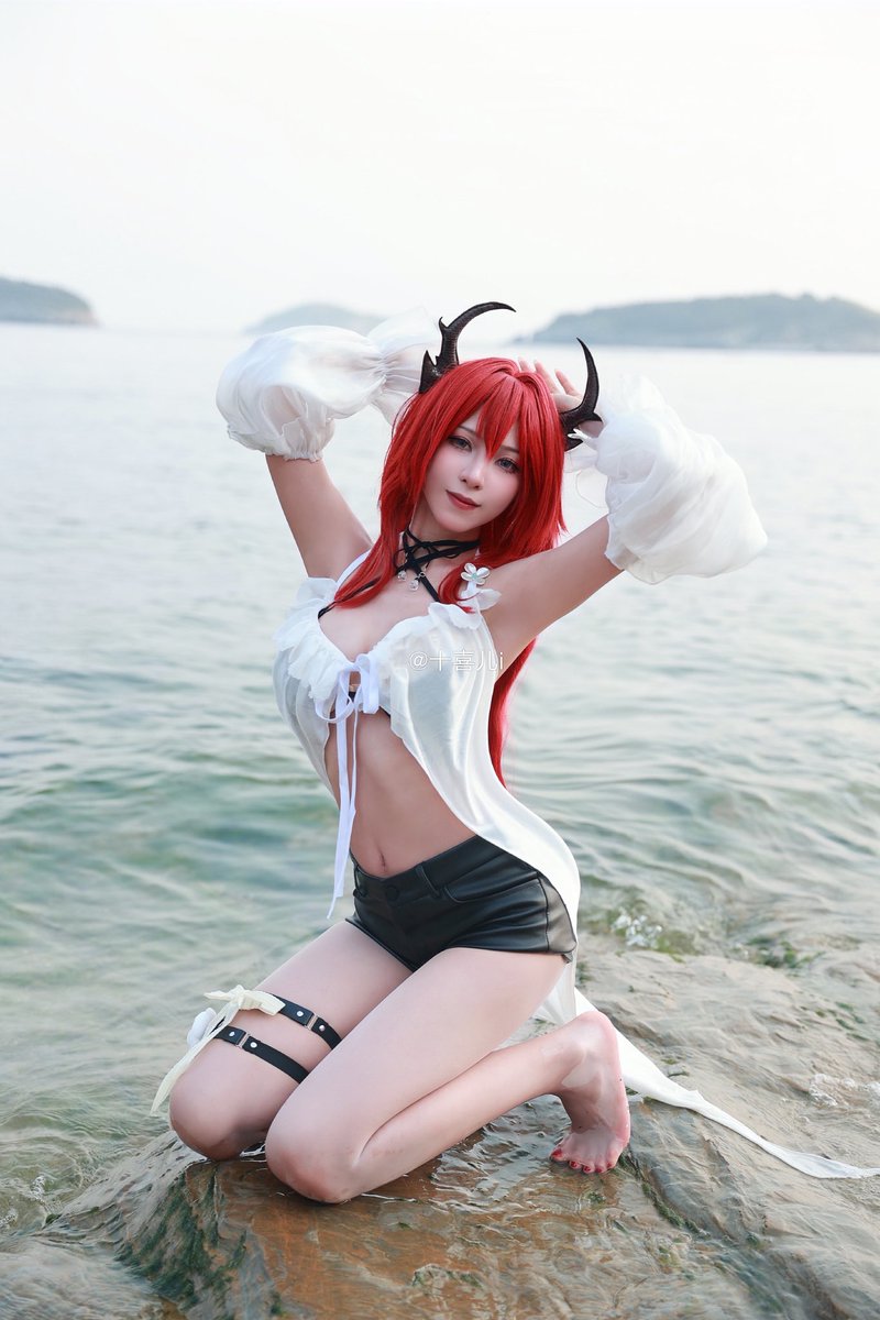 shixierofficial's tweet photo. Enjoy summer 😉 

#surtr 
#Arknights 
#cosplay https://t.co/oIjWIUxh5F