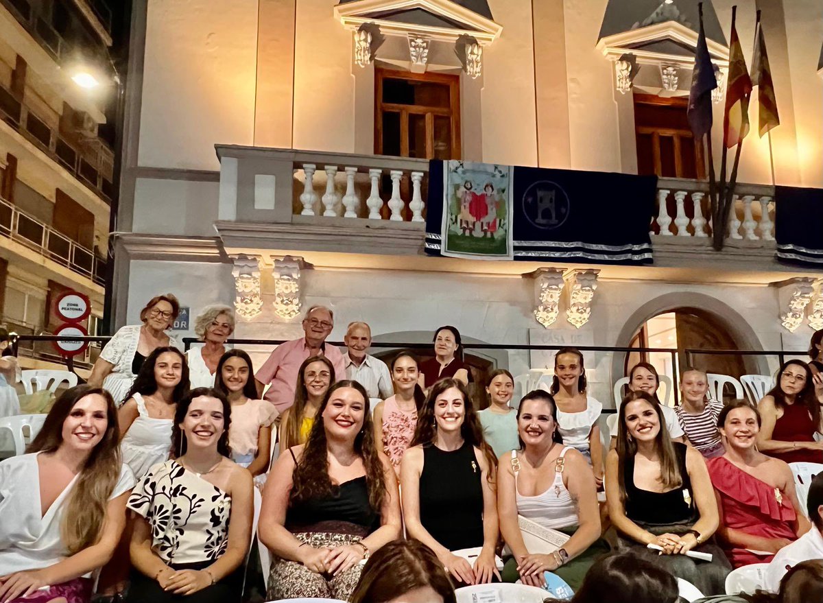 JLFTorrent's tweet photo. 🔥🌙✝️Anit les Falleres Majors de Torrent, Ana i Alicia, junt a la Cort d’Honor Major i el vicepresident de l’OAM JLF Robert Gómez, van assistir a la gran entrada mora i cristiana de la FMCT

👏🏻L’enhorabona a la Federació, a les alferècies i a les capitànies

#FallesDeTorrent https://t.co/mx9hEVtCyZ