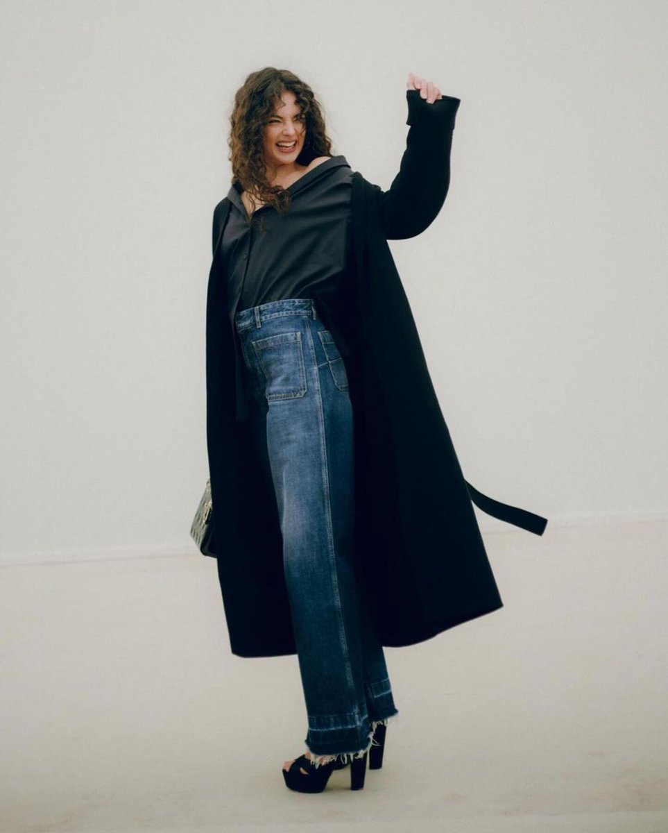 devacasel's tweet image. On an episode of “Behind the Scenes and What’s Been Captured,” featuring a moment of someone bursting with energy, like birds flapping their wings in loud excitement.