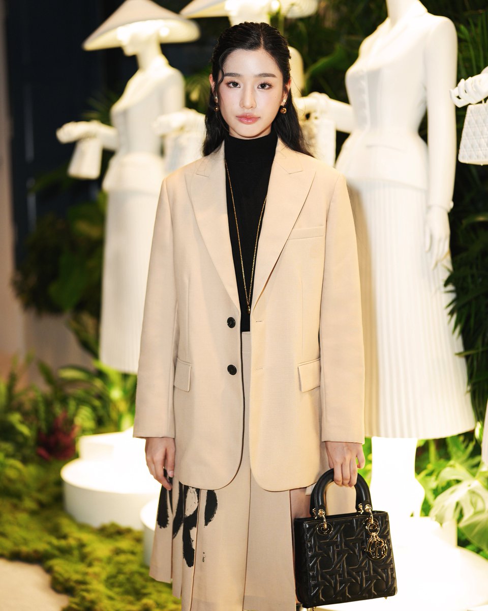 Dior's tweet photo. Picture-perfect elegance.
Gracing the Lady Dior House event in Singapore, Dior Ambassador @Tontawan_T exuded delicate beauty in a #DiorAW24 beige ensemble, artfully refined with the MISS DIOR logo.
#StarsinDior https://t.co/2wxbqilTrO