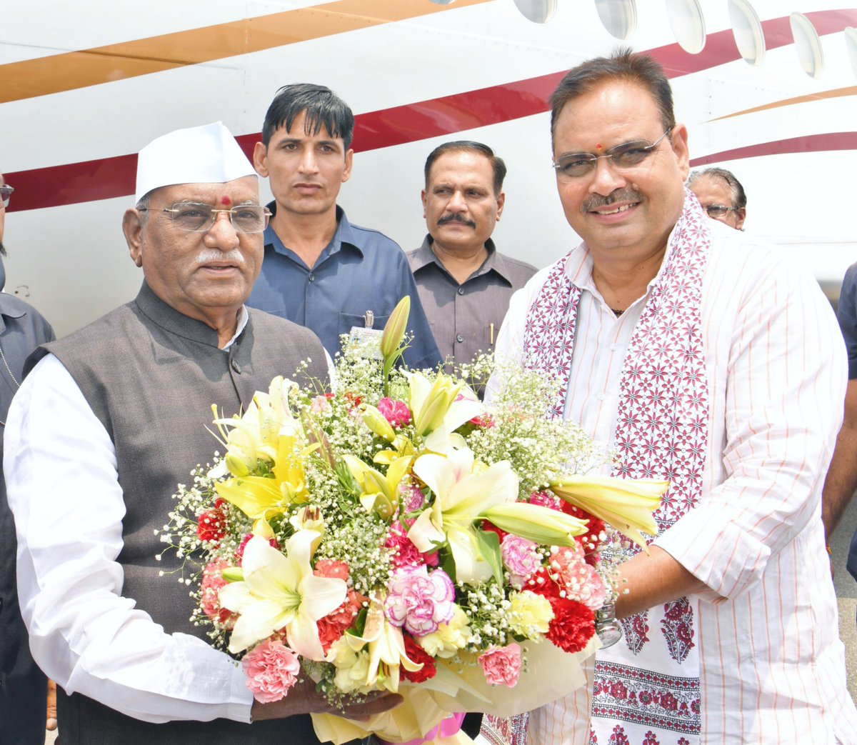 BhajanlalBjp's tweet photo. आपरो घणो घणो अभिनंदन सा!

गौरवशाली इतिहास, समृद्ध सांस्कृतिक विरासत से परिपूर्ण, वीर-वीरांगनाओं की पावन धरा राजस्थान आगमन पर आज प्रदेश के नव नियुक्त महामहिम राज्यपाल श्री हरिभाऊ किसनराव बागड़े जी का स्टेट हैंगर पर पुष्पगुच्छ भेंटकर आत्मीय स्वागत अभिनंदन किया।

#आपणो_अग्रणी_राजस्थान
@BagadeHaribhau @RajBhavanJaipur