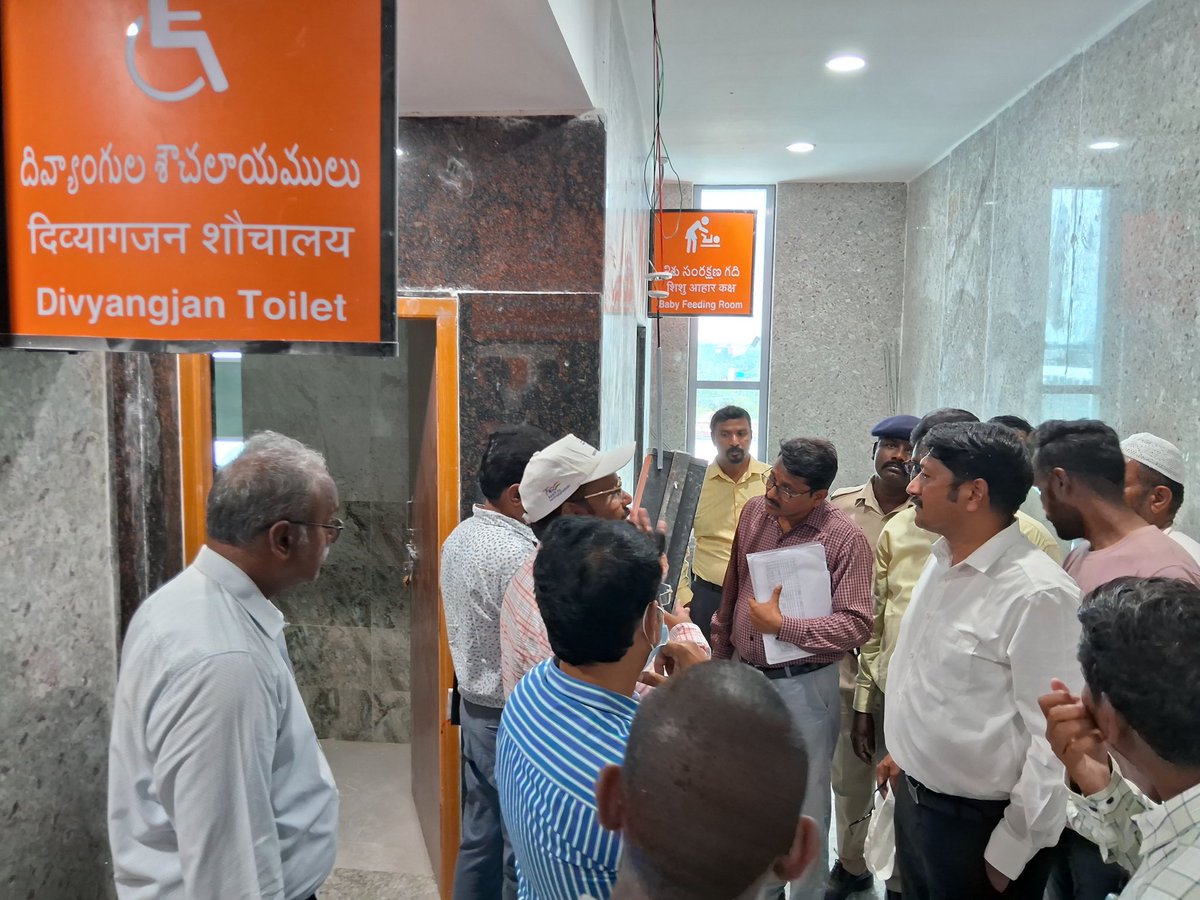 drmsecunderabad's tweet photo. Shri Bhartesh Kumar Jain, DRM/SC inspecting #passenger facilities #Waiting halls #Escalators #Booking Office #Food court #Divyangjan facilities #pitline #FOB @Charlapalli station https://t.co/rfKqjjgSfn