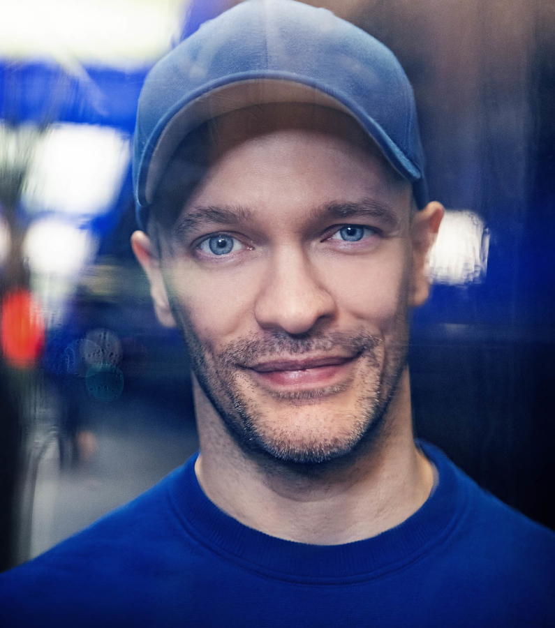 So sieht es aus, wenn du mit der tollen Tine Acke Fotos machst 🤩. Tine ist u.a. auf den Musikbereich spezialisiert und war mit im Studio als ich meinen Song zu meinem neuen Podcast "5 Dinge mit 20" aufgenommen habe. Und davor knippsten wir in einem Bahnhof mit Lichtblöcken.