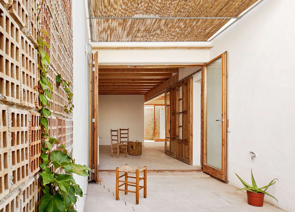 Maderayconstruc's tweet image. Vivienda social en Formentera 👉 ow.ly/UZgW50Reprp Su principal aspecto innovador es la reducción del 50% de las emisiones de CO2 durante la ejecución de las obras.

#Arquitectura Carles Oliver 📷 José Hevia
#MaderayConstrucción #Arquitecturademadera #MaderayConstrucción
