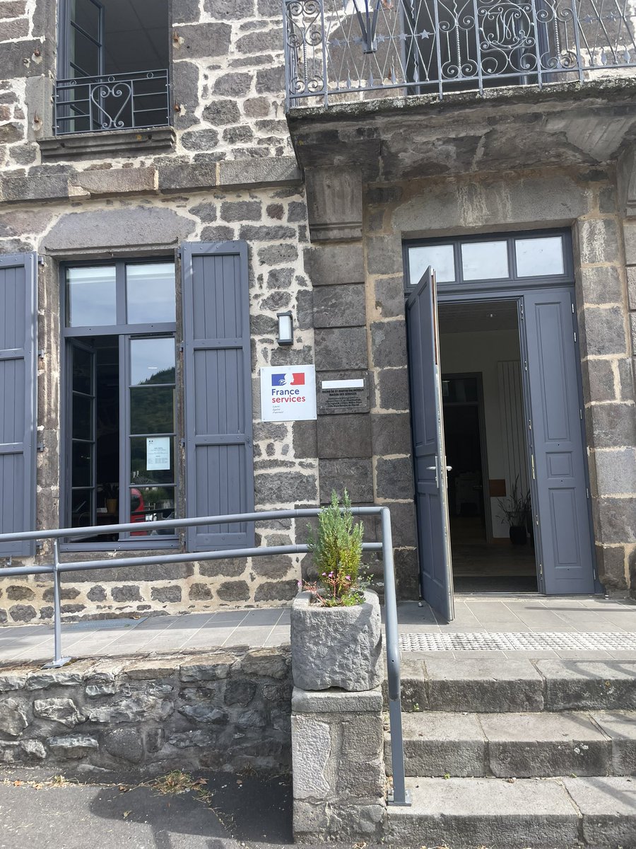 Ce matin, session de travail à la maison #franceservices de Saint-Martin-Valmeroux pour accompagner son développement et la faire connaître à plus d’habitants du territoire #paysdesalers
