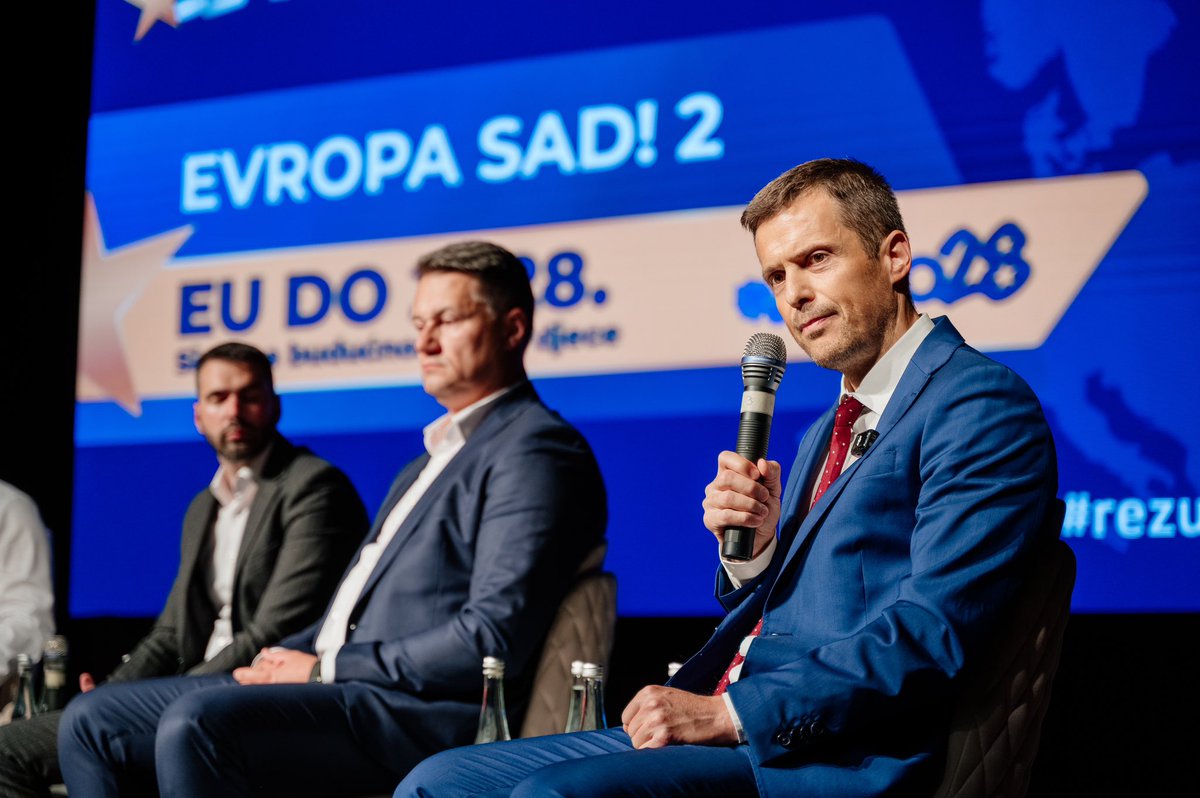 pokretevropasad's tweet photo. Hvala građanima Pljevalja na snažnoj i iskrenoj podršci programu Evropa Sad! 2.

Ovaj program je napravljen za ljude, za naše majke, bake, djedove, roditelje, studente, za sve nas.

Svi zajedno, složni i ujedinjeni, gradimo modernu i evropsku Crnu Goru - CRNU GORU BUDUĆNOSTI! https://t.co/TQMOgBPzrK