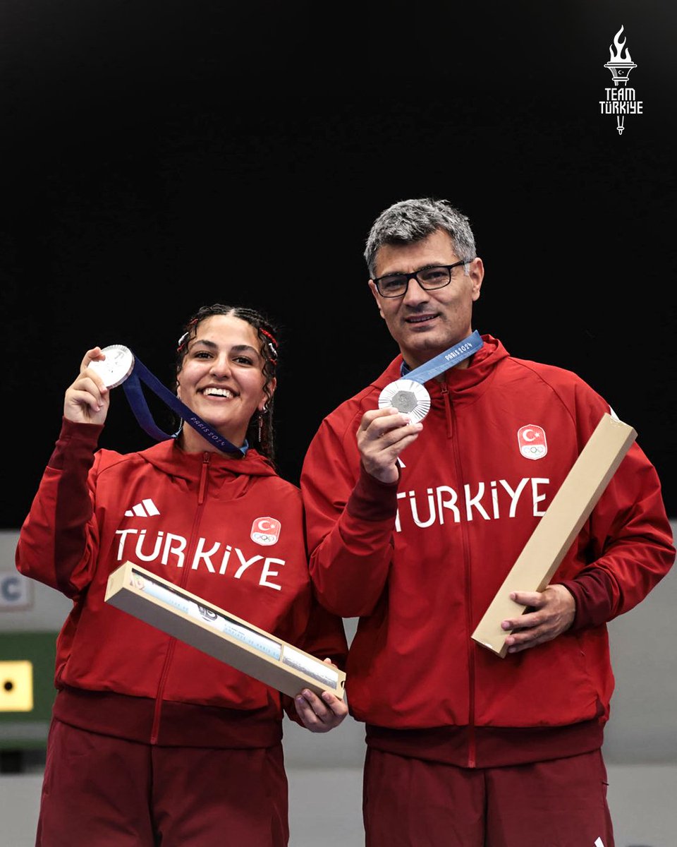 TeamTurkiye's tweet image. 🇹🇷Atıcılıkta olimpiyat tarihimizin en büyük başarısına imza atan sporcularımız Şevval İlayda Tarhan ve Yusuf Dikeç, gümüş madalyalarını boynuna taktı.🔫

#Paris2024 #AynıRuhlaYeniden