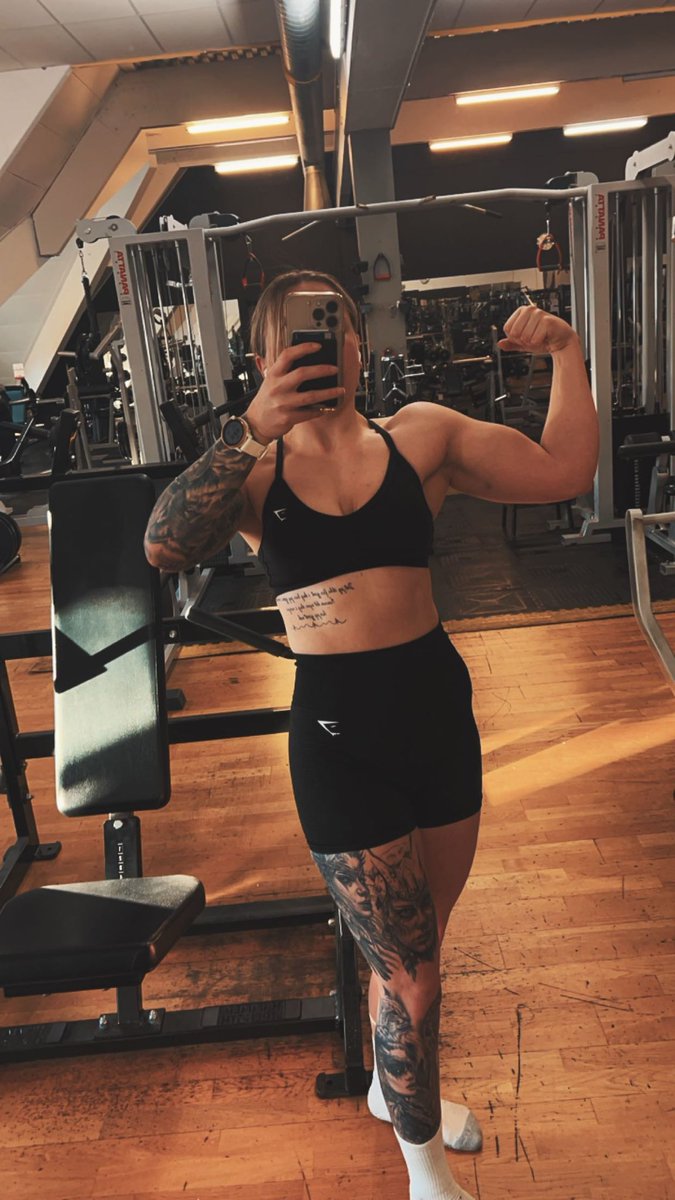 «insert cheesy inspirational quote here»

#gymshark #gymmotivation #girlsthatlift