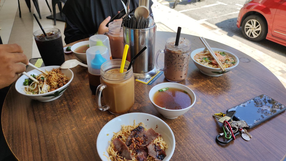 mistaaimanvevo's tweet image. They worked hard and did well. Ok lah kita bagi reward sekali sekala 👍🏾👍🏾 #TeamResearcher #FutureForester #WithKnowledgeWeServe