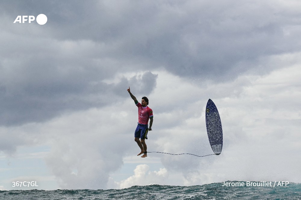 🏄 Take a look at this breath-taking image of Brazilian surfer Gabriel Medina, who appears to be floating above the water in Teahupo'o, Tahiti, on the third day of the men's surfing competition at the #OlympicGames  
📷 Jerome Brouillet
