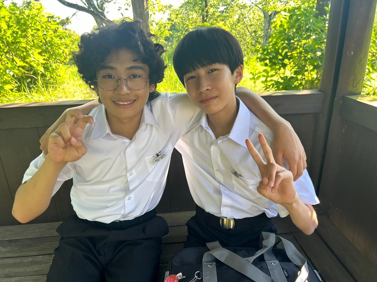 classmate_drama's tweet image. ＼#クラ好き オフショット／

スネオ（#及川桃利）と杉浦（#椎名遼）でシャイピース📸

第4話は、
ある出来事をきっかけに不登校なった
元クラスメイトが登場…。

大人になり、再会を果たすー。
杉浦くんが25年間、胸に秘めていたある想いとは…🌱

第4話 8月1日(木)24時09分～📺

#木村昴 #新川優愛