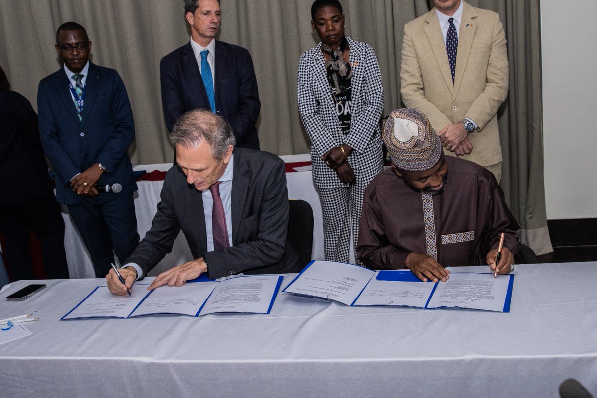 Ce 29 juillet 2024, l’OIM a procédé à la signature des accords de donations d’équipements aux Ambassades et Services consulaires des principaux pays d’origine des migrants facilités au retour à partir du #Tchad🇹🇩, à savoir le #Burkina Faso, #Mali, #Niger et #Nigeria. Ce fut aussi