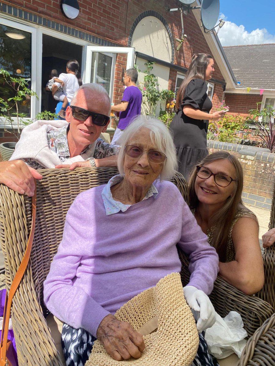 SilverCourtAH's tweet photo. More from our Summer Fete...such a fantastic day @AnchorLaterLife #dementia #carehome #summerfete #funinthesun https://t.co/WZsKbNqfLa