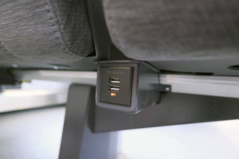 В новом поезде есть ряд улучшений: каждое сиденье имеет USB-зарядку,увеличено до 416 число мест в вагонах (в "Ласточке"346 всего) и количество туалетов в составах (3 против 2-х). 
Но главное сиденья в "Финисте" развёрнуты в одну сторону,и не надо больше ездить "коленки в коленки