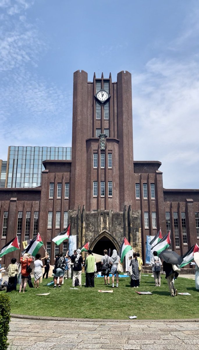 ut4palestine's tweet photo. 先日のデモにご参加いただいたみなさん、ありがとうございました!
学生運動を無視する東京大学に民主主義は語れません。
東京大学が沈黙と虐殺への加担をやめるまで、私たちは声を上げ続けます。
#FreePalestine
#studentsintifada
#utokyo4palestine https://t.co/pM5HVlC50D