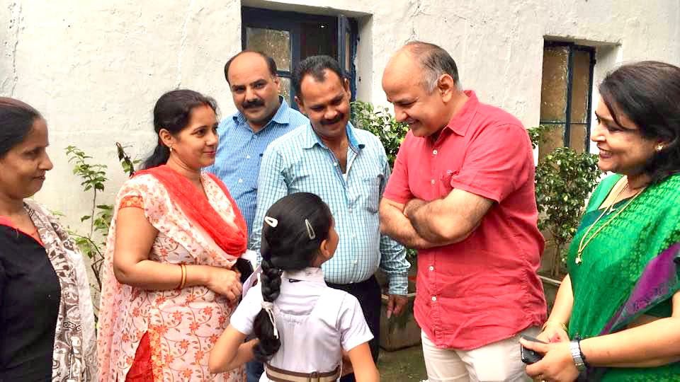 शनिवार, 30 जुलाई 2016

आज से 8 साल पहले इसी दिन मनीष सिसोदिया जी ने दिल्ली सरकार के सभी स्कूलों में एक साथ पैरेंट्स टीचर्स मीटिंग की शुरुआत की थी। इसे मेगा पीटीएम कहा जाता है। 

मुझे अभी भी याद है, उस दिन दिल्ली में काफ़ी बारिश हो रही थी, पर स्कूलों में ज़बर्दस्त उत्साह था,