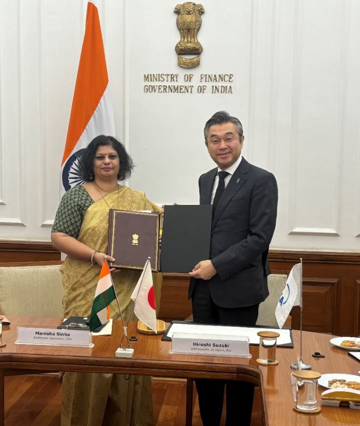 JapanAmbIndia's tweet photo. Delighted to sign an agreement for a brand new scholarship programme with @FinMinIndia. 

Every year, this scholarship sends 9 Indian officials for two years to top 🇯🇵 universities 🎓 to pursue master’s degree. https://t.co/YV02BYizxa