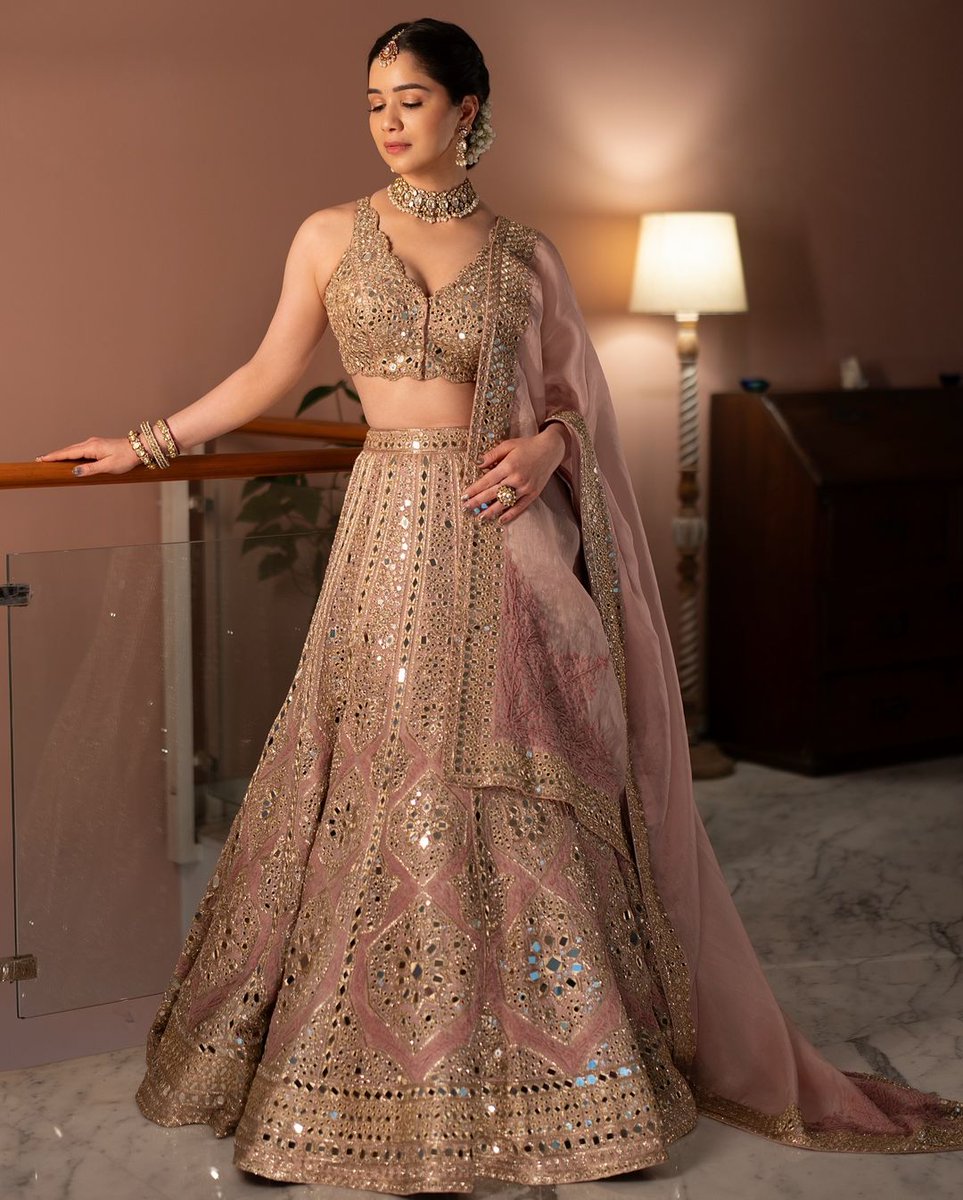 mid_day's tweet photo. Sara Tendulkar's lehenga fashion game is on point 

#SaraTendulkar #saratendulkarfans #saratendulkarfc #bollywood https://t.co/j8nOLjiThQ