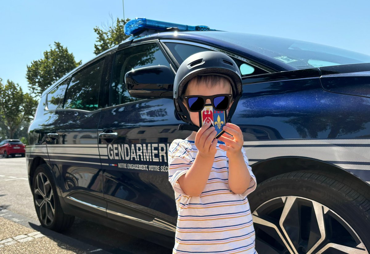 FLEURET Alexandre (@atomez) on Twitter photo Merci à <a href="/Gendarmerie_084/">Gendarmerie de Vaucluse</a> pour l’écusson et aux gendarmes de Bédarrides Châteauneuf-du-Pape ! Il vous ramènera celui de <a href="/Gendarmerie_044/">Gendarmerie de Loire -Atlantique</a> comme promis ! Merci à <a href="/Gendarmerie_084/">Gendarmerie de Vaucluse</a> pour l’écusson et aux gendarmes de Bédarrides Châteauneuf-du-Pape ! Il vous ramènera celui de <a href="/Gendarmerie_044/">Gendarmerie de Loire -Atlantique</a> comme promis !