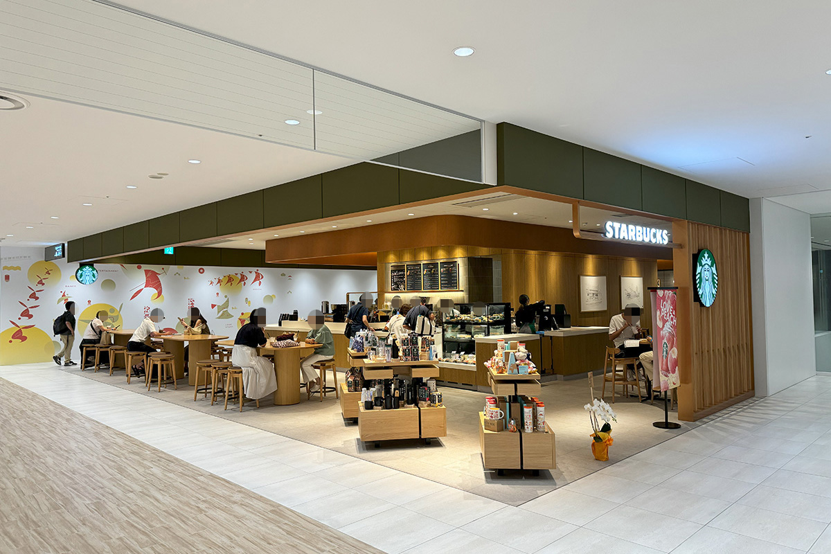 sutayuri's tweet photo. 明日7月31日(水)グランドオープンのKITTE大阪のスタバ
プレオープン行ったー！

キッテ全体がお祭りみたいな雰囲気で楽しかった✨

ご飯は小麦の麺神でまぜそば🍜

#スタバ #新店舗 #KITTE大阪 #JPタワー大阪 https://t.co/rbqW9gBjcG