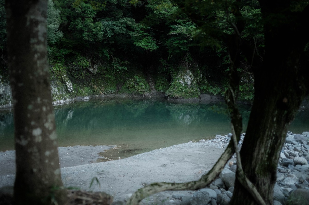 smwr_hotels's tweet photo. \都心からたった60分の森の中/
「DAICHI silent river」🪨🌿
目を疑うようなエメラルドグリーンの静かな川辺でサウナもキャンプも楽しめる場所。
広大な敷地には、可能な限り自然がありのままに残され、遠く見渡す山々の奥行きに目を奪われます…
#ホテル紹介 #CHILLNN #チルン https://t.co/s2MoXZthMZ
