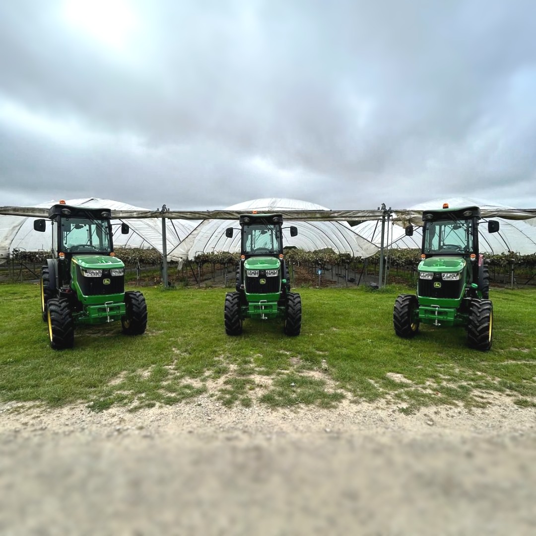 TuckwellGroup's tweet photo. Three New John Deere 5105GN's tractors delivered to Hugh Lowe Farms
Thank you Hugh Lowe Farms for your custom 🤝👌
#agricultureWorld #newTractors #farmEquipment #agriBusiness #tractorDelivery #tractorLife #JohnDeere https://t.co/t7dA7pMgNL