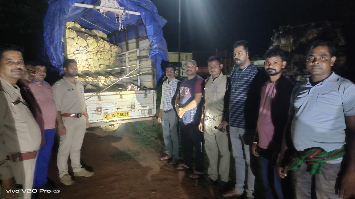PCCF & HoFF Odisha (@pccfodisha) on Twitter photo One Max Pickup vehicle was seized on dt.30.7.2024 for illegally transporting 150 bundles of Kenduleaves in the Mochibahal area of Badmal Range, of Redhakhol Forest Division. Congratulations team Redhakhol. <a href="/CMO_Odisha/">CMO Odisha</a> <a href="/ForestDeptt/">Odisha Forest, Env. and Climate Change Department</a> One Max Pickup vehicle was seized on dt.30.7.2024 for illegally transporting 150 bundles of Kenduleaves in the Mochibahal area of Badmal Range, of Redhakhol Forest Division. Congratulations team Redhakhol. <a href="/CMO_Odisha/">CMO Odisha</a> <a href="/ForestDeptt/">Odisha Forest, Env. and Climate Change Department</a>