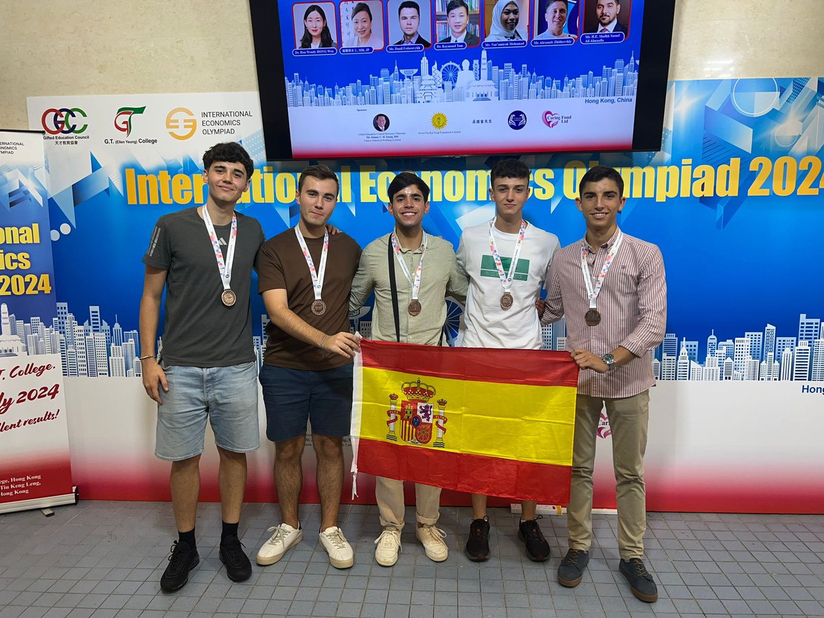 🔝🙌 #OlimpiadaInternacionalEconomía #InternationalEconomicsOlympiad  #IEO Hong Kong 22-31 julio. Equipo España 🇪🇸 Miguel Cubel, Sebastián Escobar, Alejandro Cid, Alejandro Verdejo y Eduardo Ampudia ¡medalla de bronce! 🥉💪🏻💪🏻🫶 🫶 ¡enhorabuena! <a href="/educaciongob/">Ministerio de Educación, FP y Deportes</a> #economía #talento