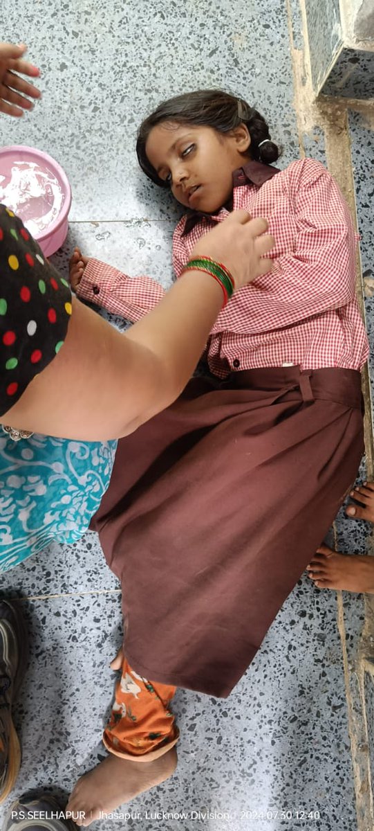 basicshikcha_4U's tweet photo. महोली (सीतापुर) उमस भरी गर्मी की वजह से एक छात्रा बेहोश हो गई। 2 जुलाई से गांव में लाइट नहीं आ रही है। प्राथमिक उपचार करा के घर छोड़ कर आए हैं।
आदरणीय @dm_sitapur  से निवेदन है इतनी गर्मी में विद्यालय समय का परिवर्तन अति आवश्यक है। 
गांव में 8 से 2 लाइट जरूर दी जाए।
@BsaSitapur 
@basicshiksha_up